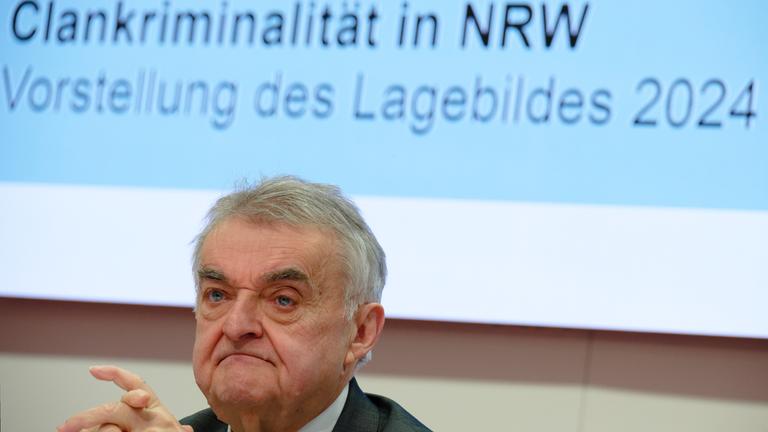 Herber Reul, Innenminister des Landes Nordrhein-Westfalen, spricht bei einer Pressekonferenz zur Vorstellung des Lagebilds Clan-Kriminalität 2024.