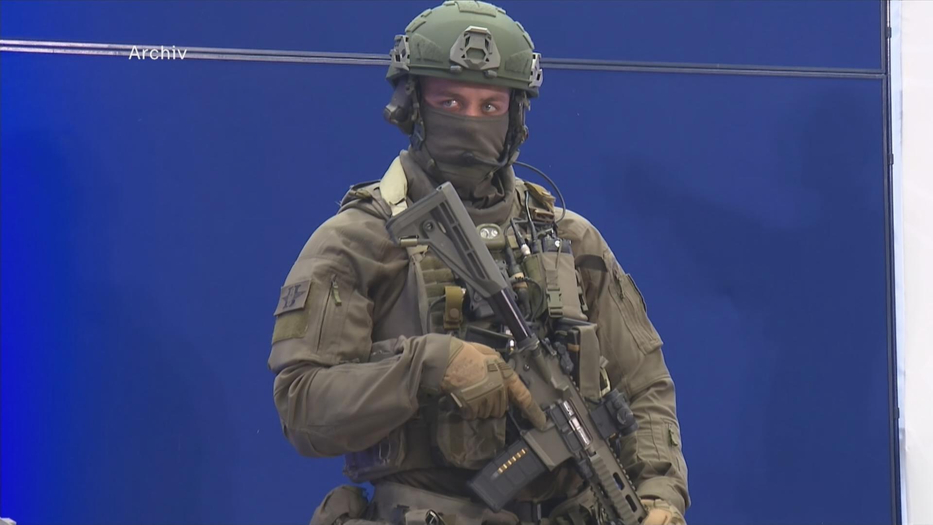 Mann mit Waffe