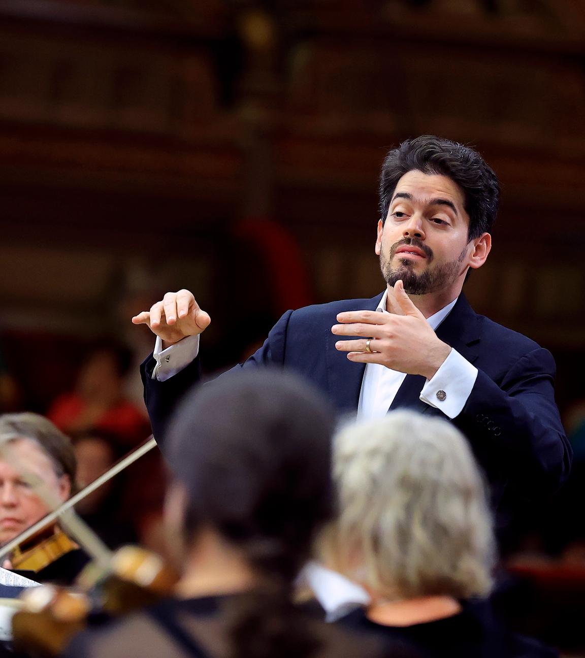 Der israelische Dirigent Lahav Shani (r) spielt mit dem Rotterdamer Philharmonischen Orchester 