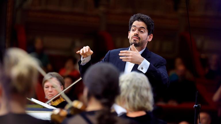 Der israelische Dirigent Lahav Shani (r) spielt mit dem Rotterdamer Philharmonischen Orchester 