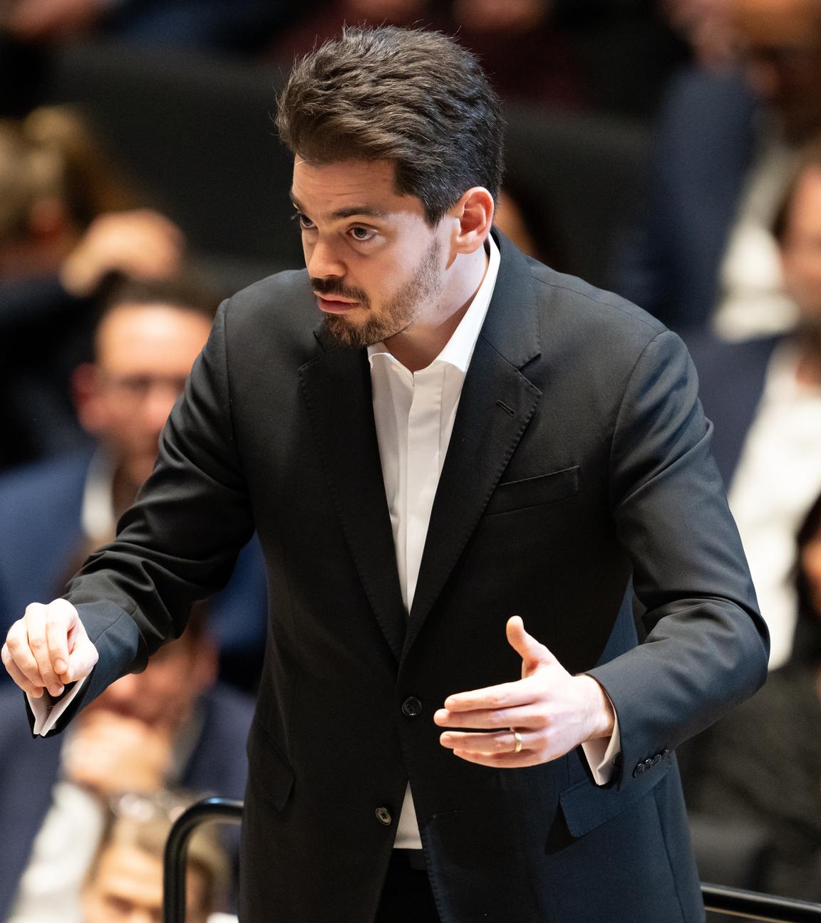 Lahav Shani steht nach der Verleihung der Goldenen Ehrenmünze der Stadt München an Dirigent Mehta auf der Bühne im Januar 2024.