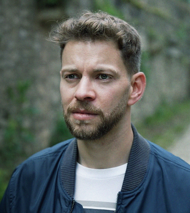 Student Lahav Shapira schaut in die Kamera.