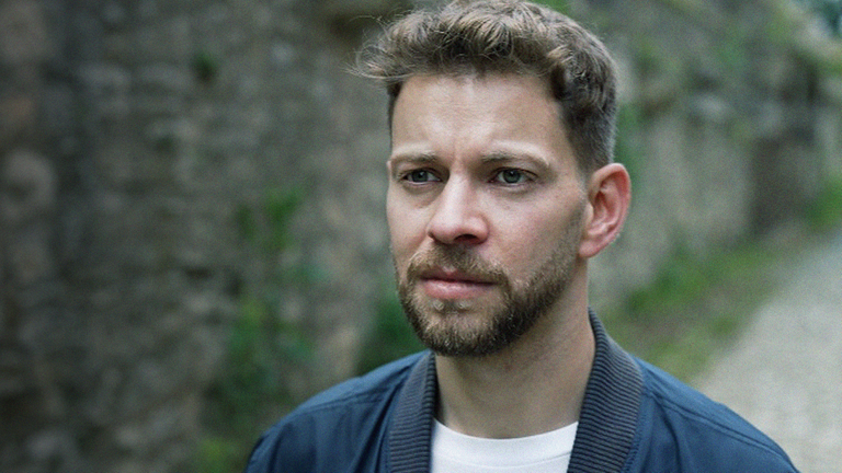 Student Lahav Shapira schaut in die Kamera.