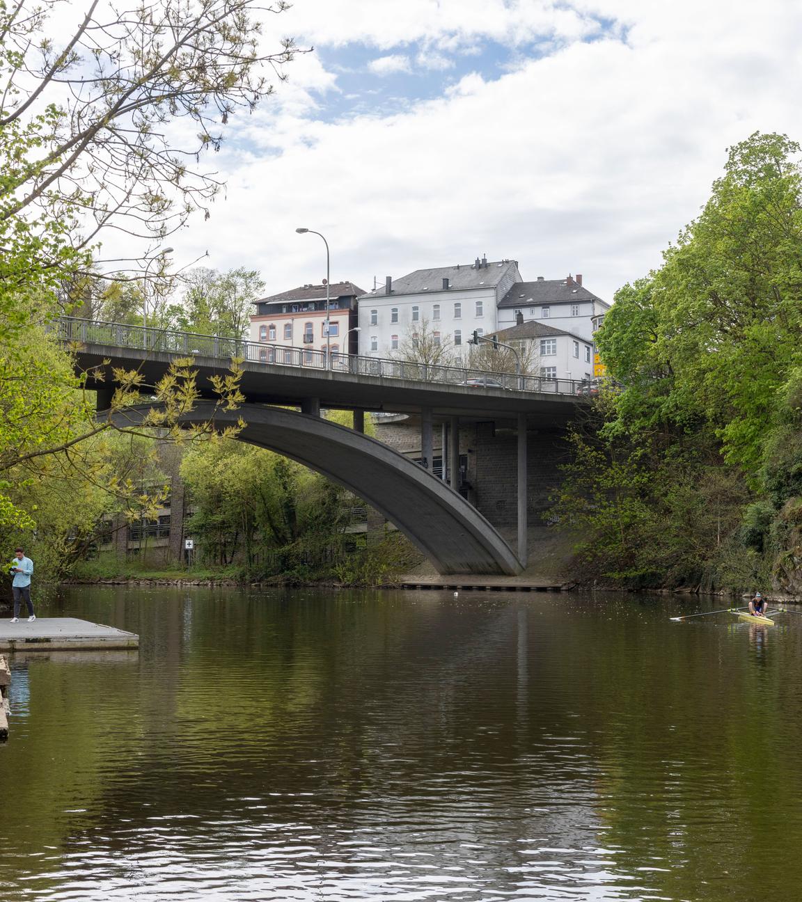 Die Oberlahnbrücke. Die Polizei hat die Leiche des wochenlang vermissten Pawlos am Ostersonntag aus der Lahn geborgen. Ein Kanufahrer hatte das tote Kind in der Nähe der Oberlahnbrücke gefunden.