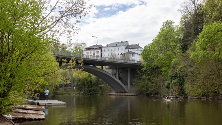 Die Oberlahnbrücke. Die Polizei hat die Leiche des wochenlang vermissten Pawlos am Ostersonntag aus der Lahn geborgen. Ein Kanufahrer hatte das tote Kind in der Nähe der Oberlahnbrücke gefunden.