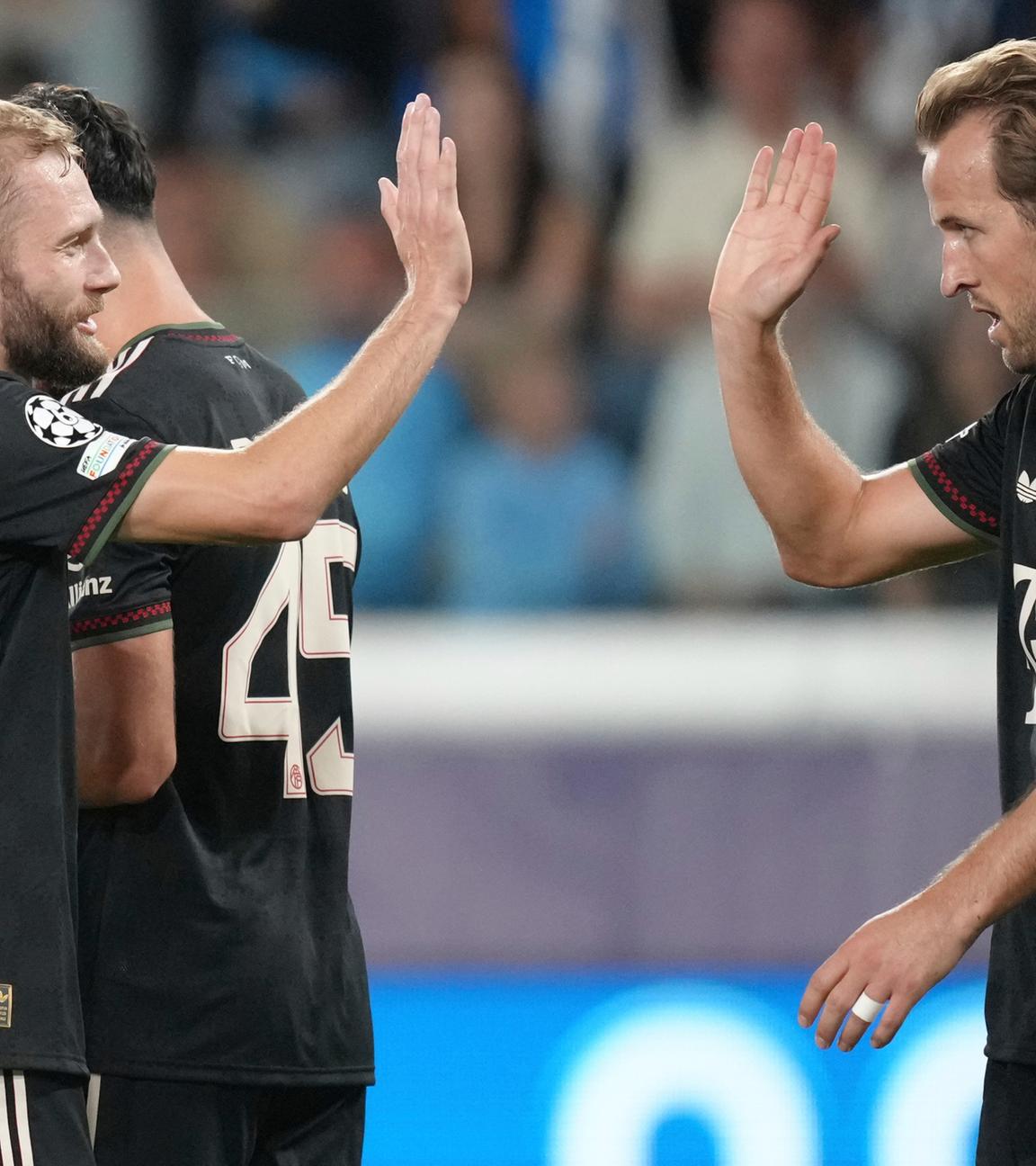 Harry Kane (rechts) und Konrad Laimer klatschen sich ab.