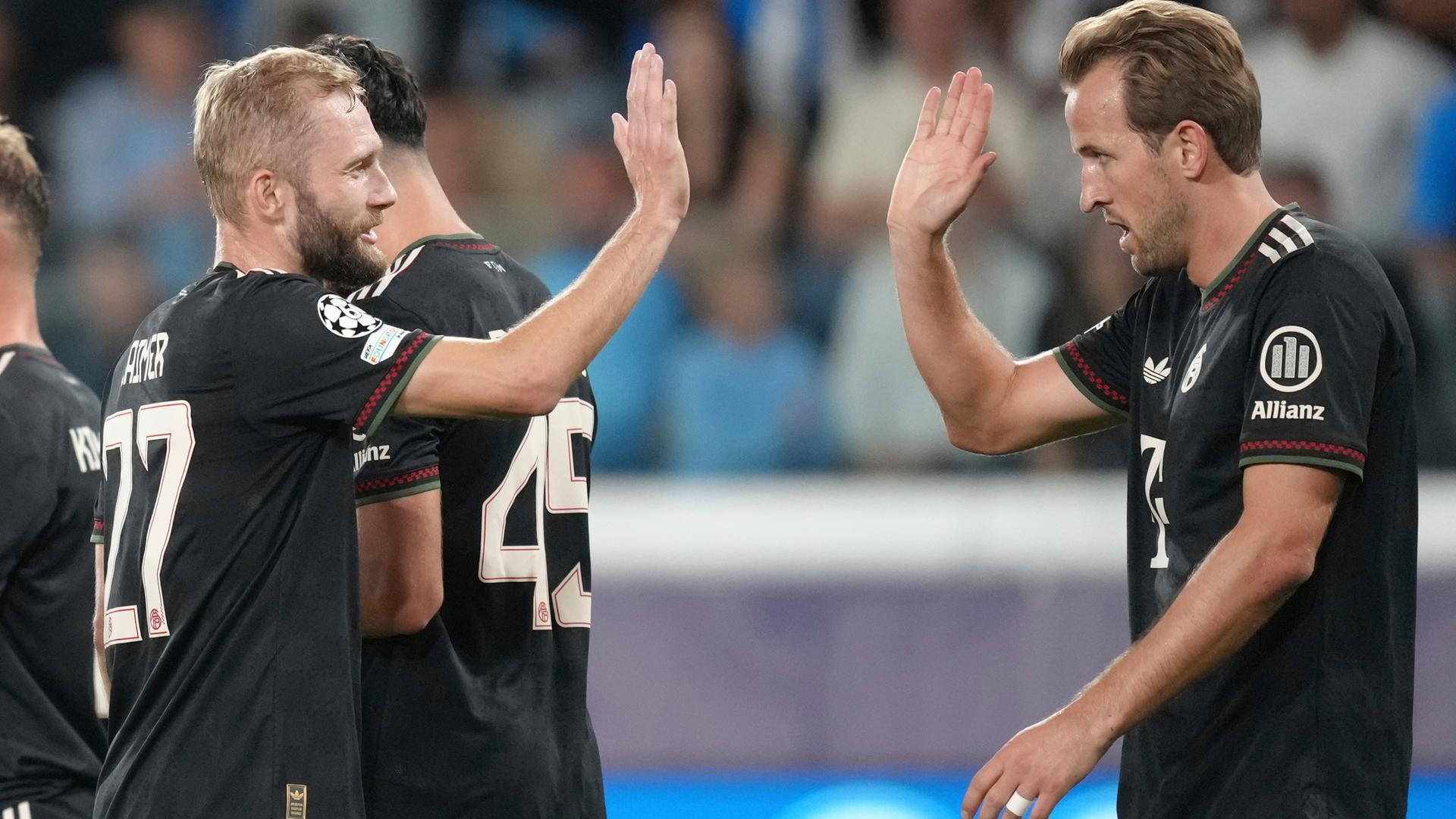 Harry Kane (rechts) und Konrad Laimer klatschen sich ab.