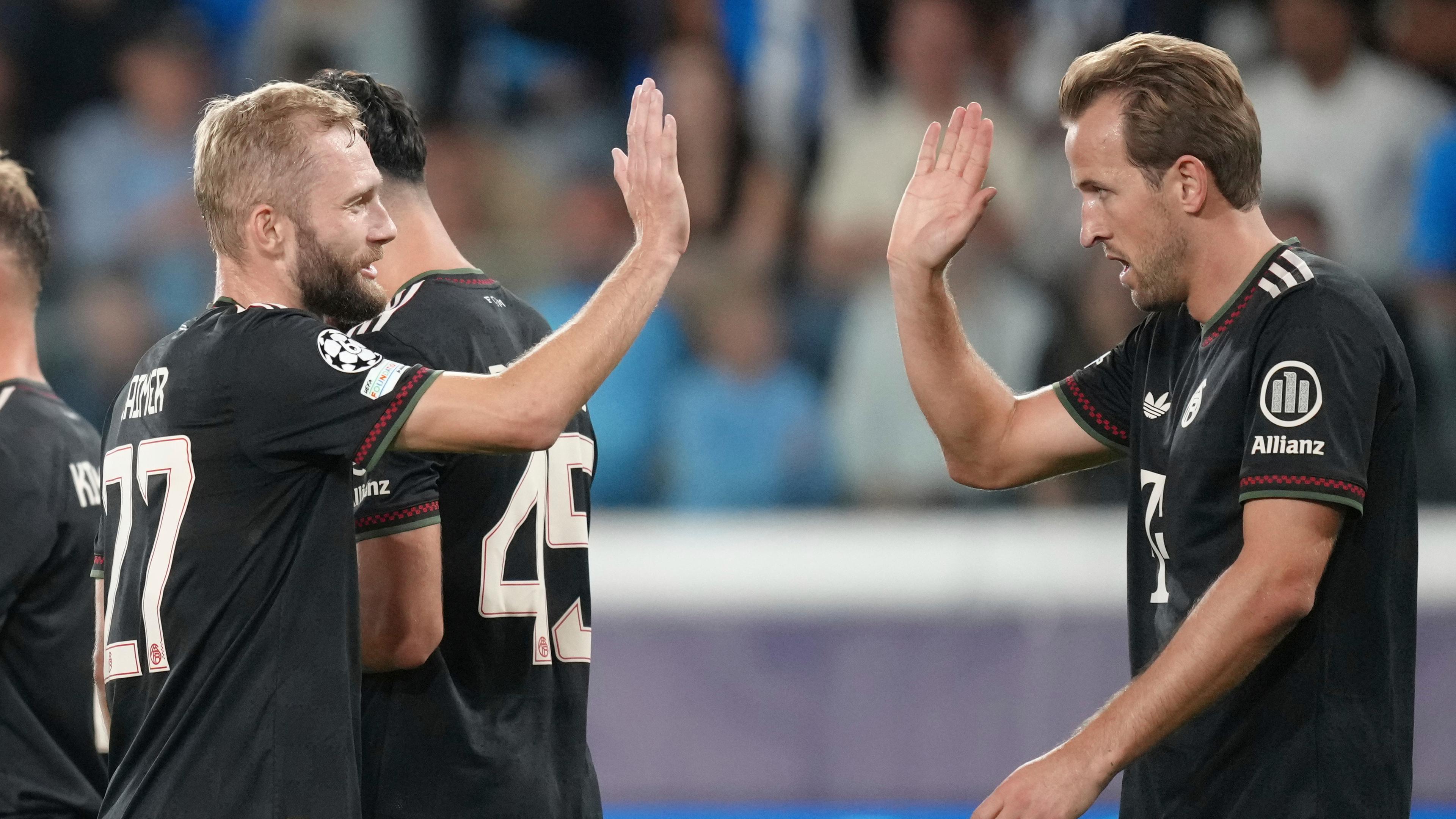 Harry Kane (rechts) und Konrad Laimer klatschen sich ab.