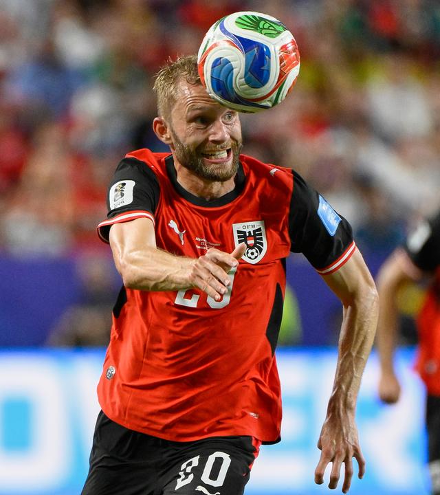 Der österreichische Nationalspieler Konrad Laimer köpft den Ball bei der Ballannahme