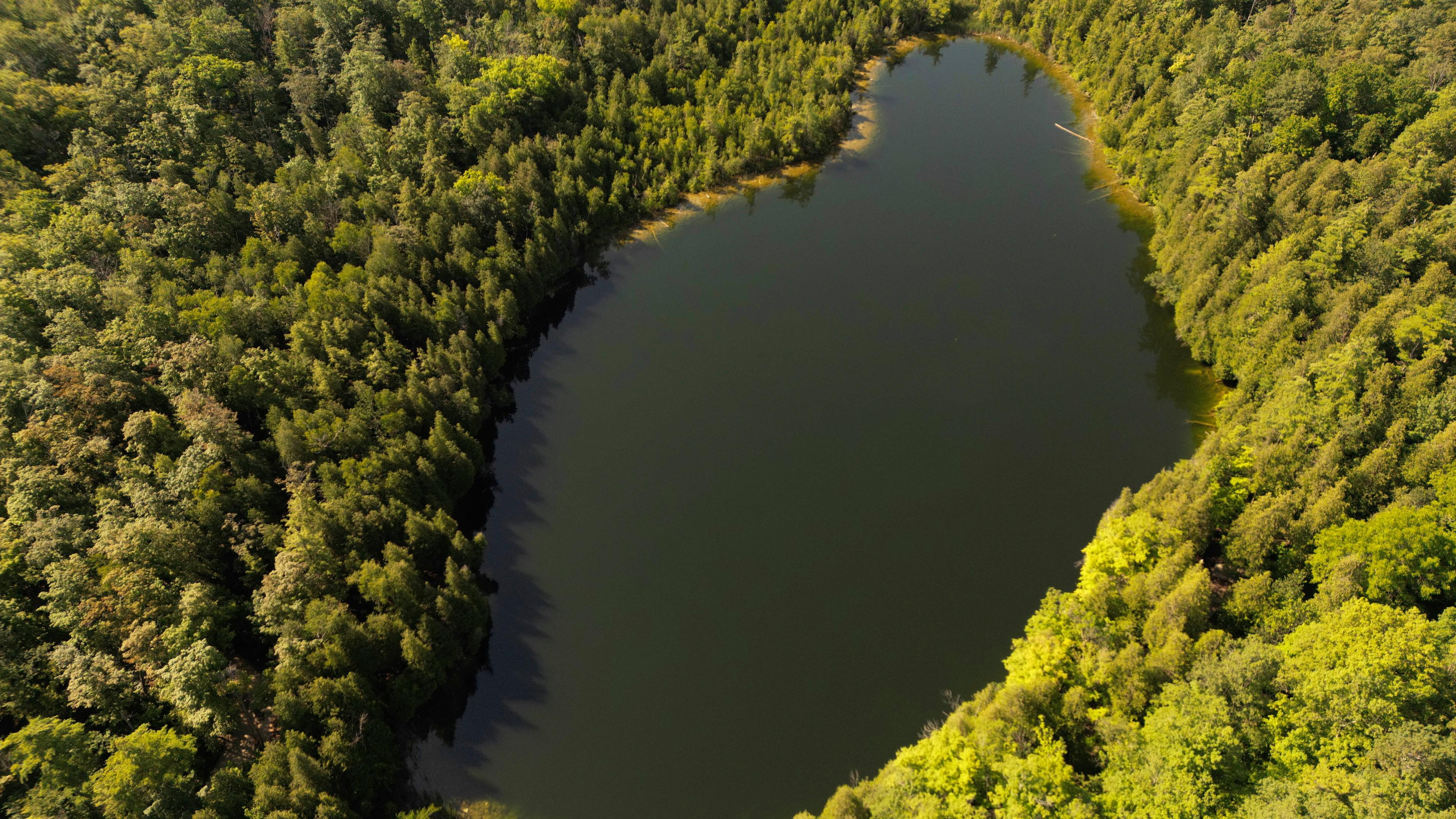 Der Crawford Lake in Kanada von oben 