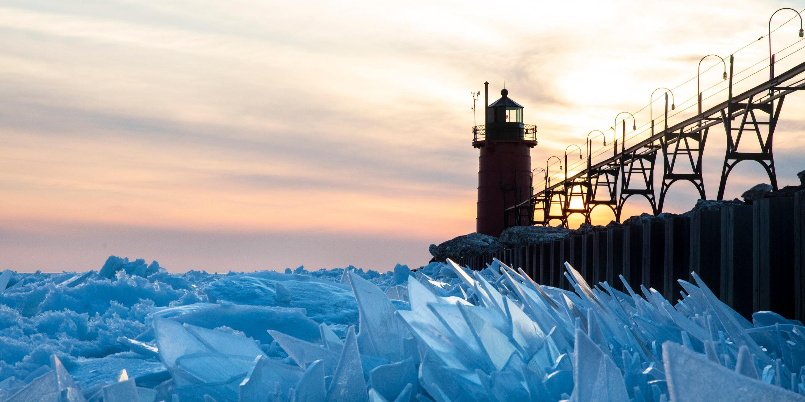 Eisscherben ragen aus der aufgebrochenen Eisdecke des Lake Michigan heraus