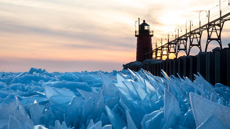 Eisscherben ragen aus der aufgebrochenen Eisdecke des Lake Michigan heraus