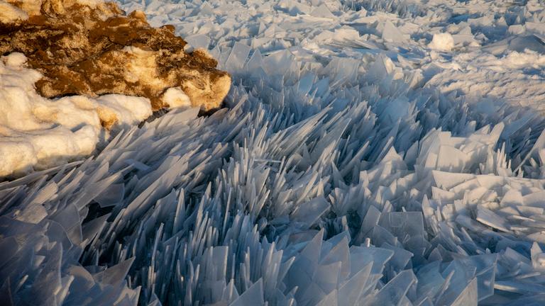 Eisscherben ragen aus der aufgebrochenen Eisdecke des Lake Michigan heraus