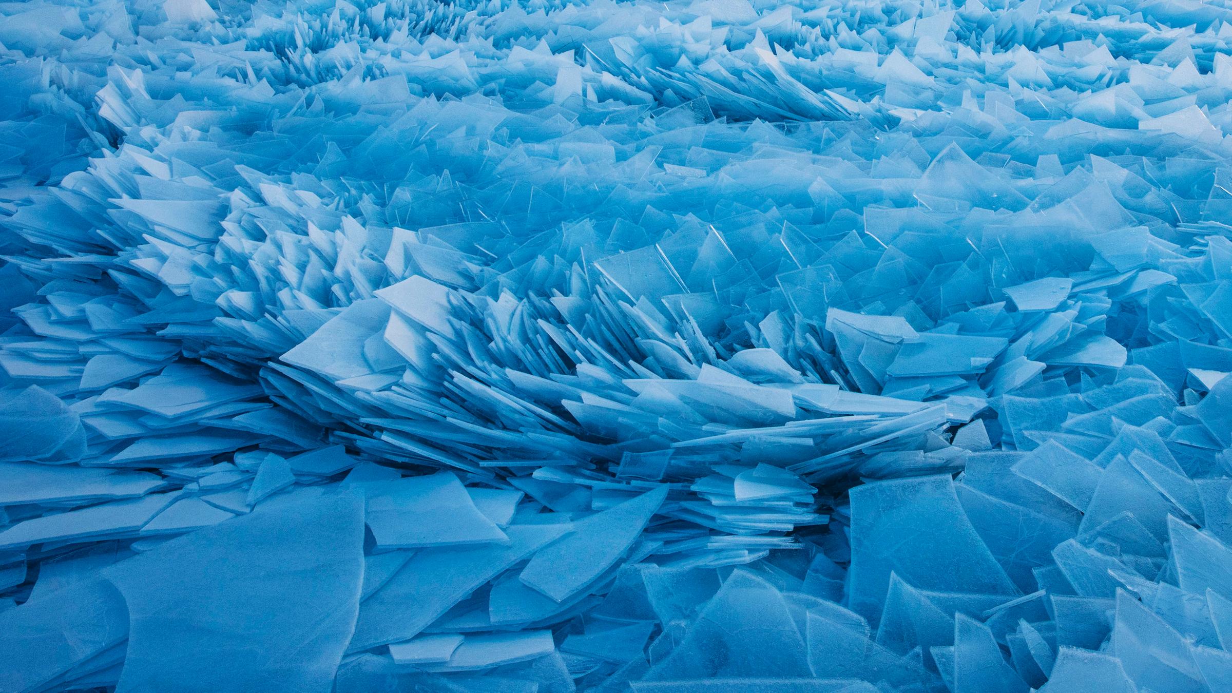 Eisscherben ragen aus der aufgebrochenen Eisdecke des Lake Michigan heraus