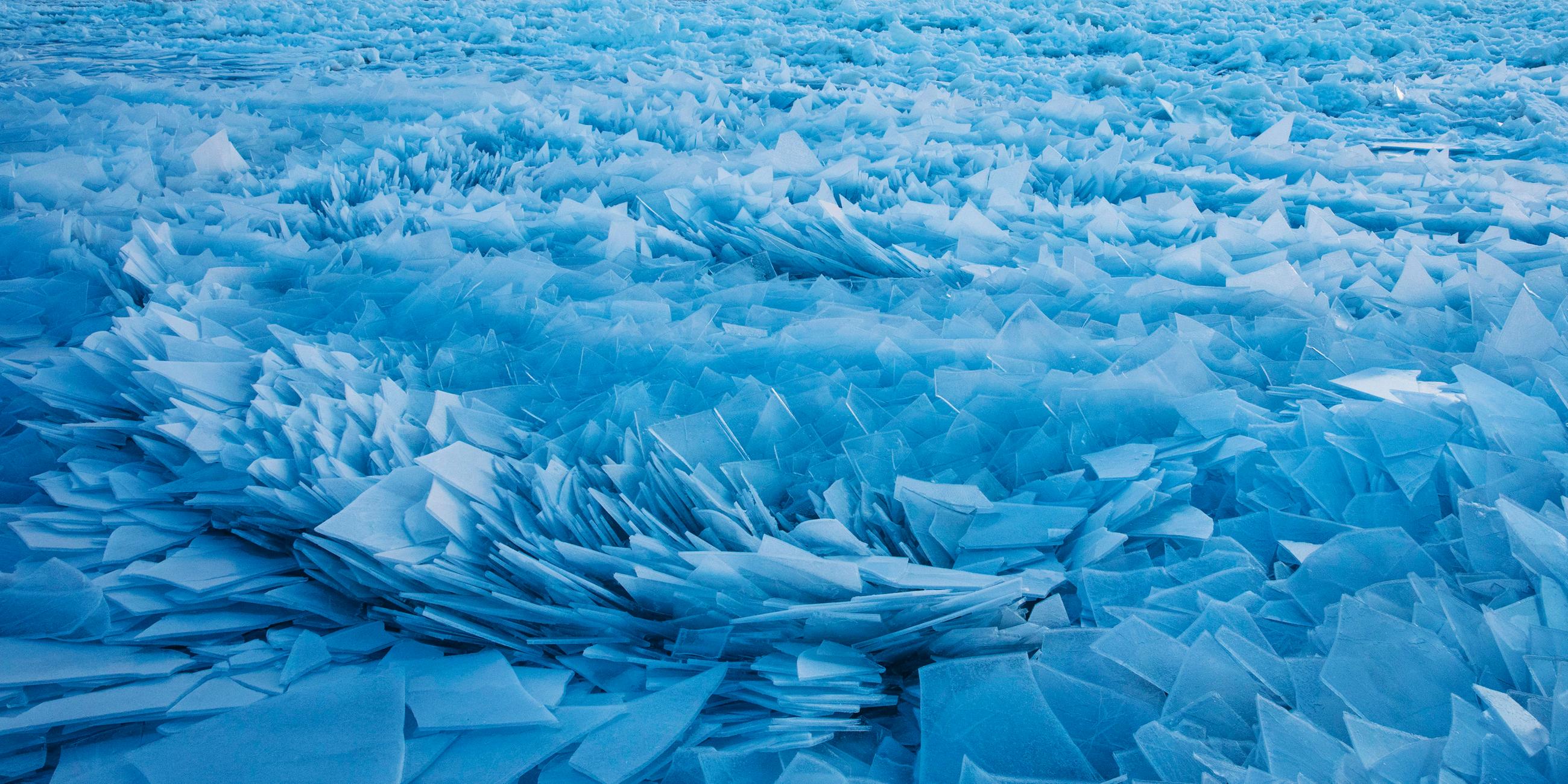 Eisscherben ragen aus der aufgebrochenen Eisdecke des Lake Michigan heraus