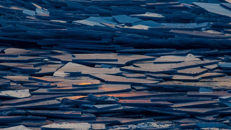 Eisscherben ragen aus der aufgebrochenen Eisdecke des Lake Michigan heraus