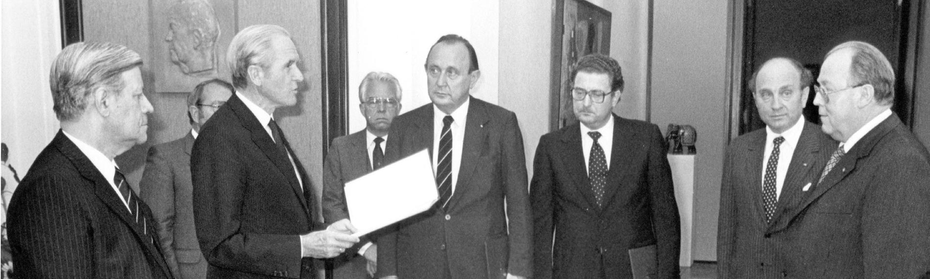 Bundespräsident Karl Carstens überreicht den FDP-Ministern 1982 die Entlassungsurkunden.