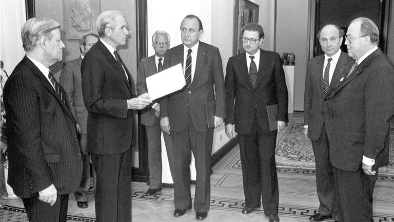 Bundespräsident Karl Carstens überreicht den FDP-Ministern 1982 die Entlassungsurkunden.