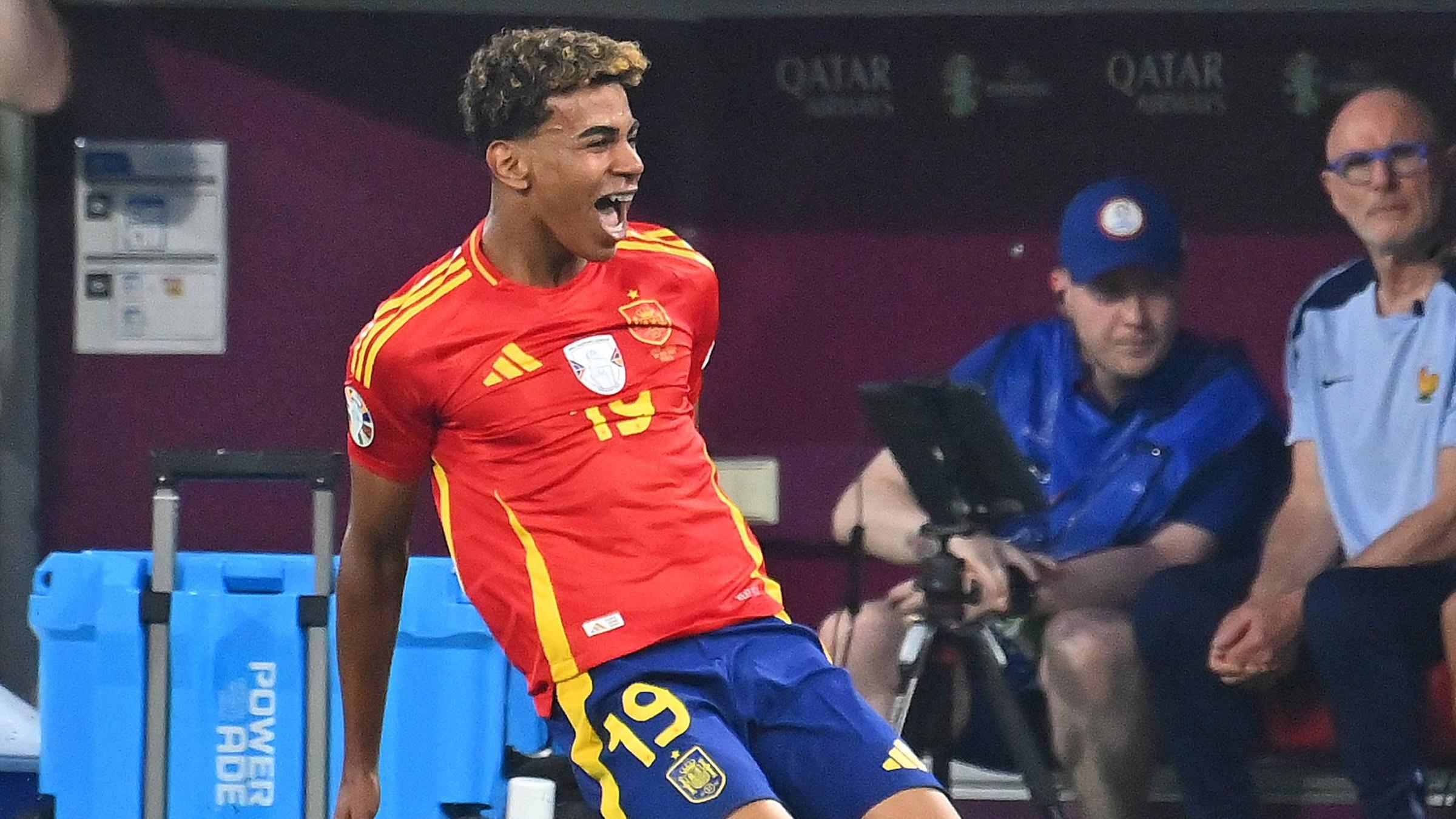 Spaniens Lamine Yamal jubelt nach seinem Treffer zum 1:1 gegen Frankreich am 09.07.2024.