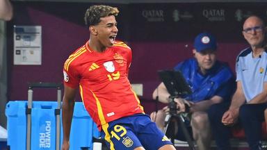 Spaniens Lamine Yamal jubelt nach seinem Treffer zum 1:1 gegen Frankreich am 09.07.2024.
