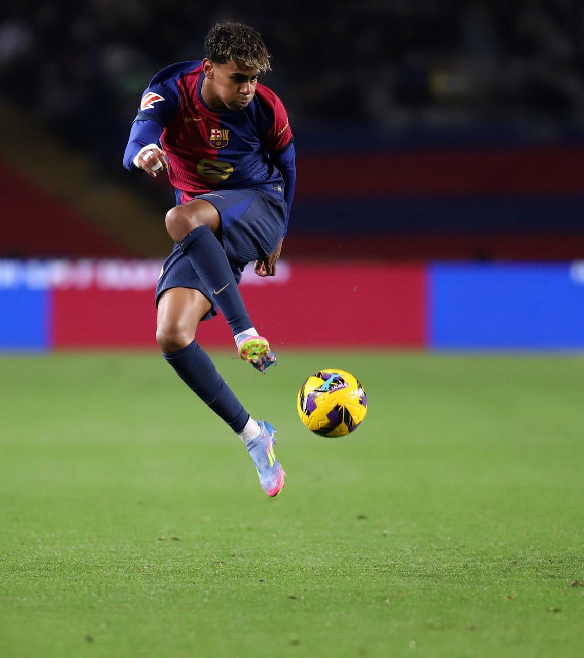 Lamine Yamal (FC Barcelona) stoppt einen Ball im Sprung.