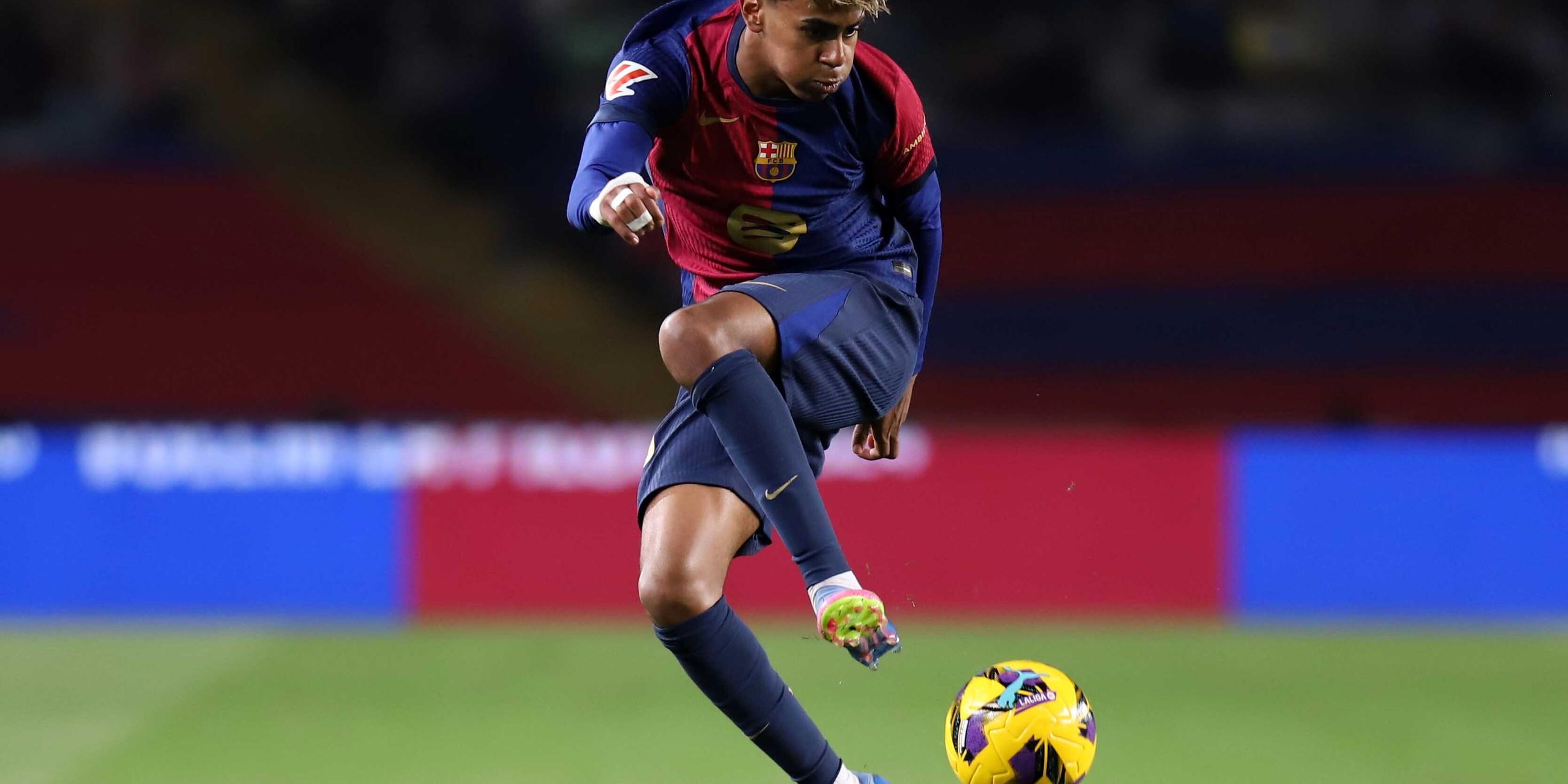 Lamine Yamal (FC Barcelona) stoppt einen Ball im Sprung.