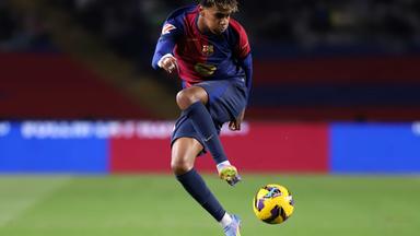 Lamine Yamal (FC Barcelona) stoppt einen Ball im Sprung.
