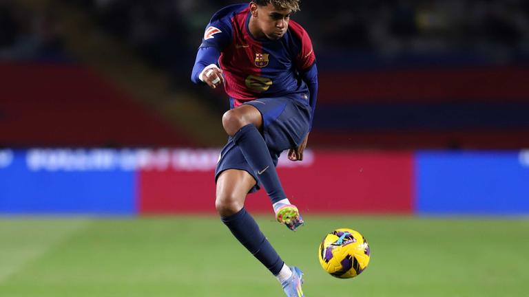 Lamine Yamal (FC Barcelona) stoppt einen Ball im Sprung.