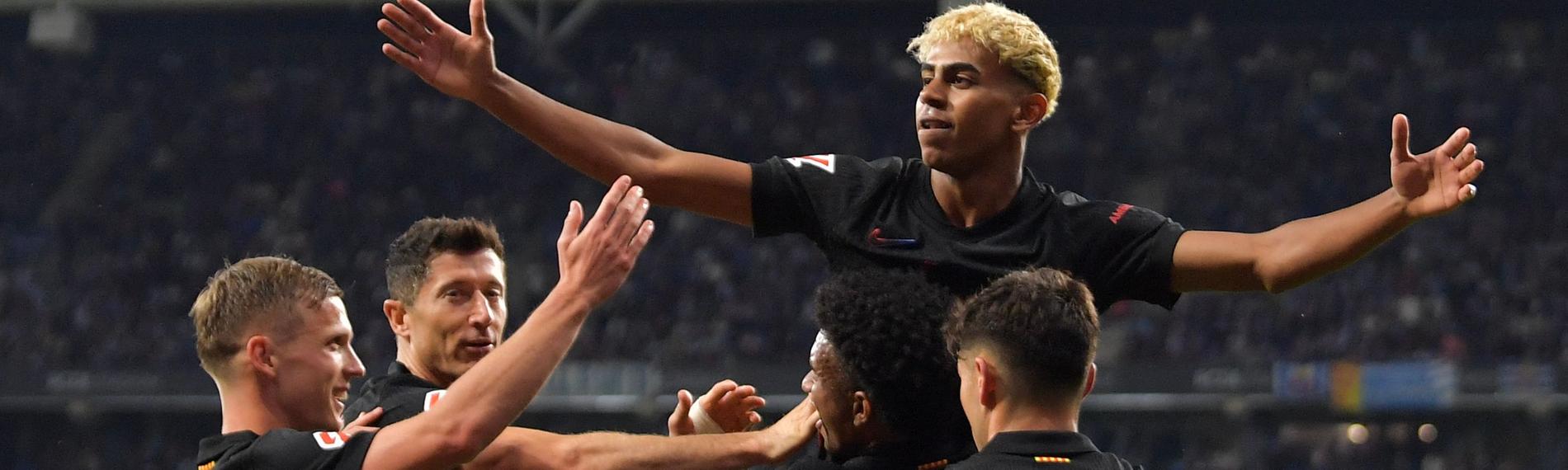RCD Espanyol - FC Barcelona: Barcelonas Lamine Yamal lässt sich von Teamkollegen für sein Tor zum 1:0 feiern.