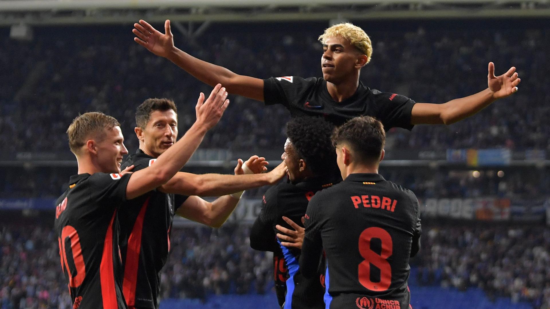 RCD Espanyol - FC Barcelona: Barcelonas Lamine Yamal lässt sich von Teamkollegen für sein Tor zum 1:0 feiern.