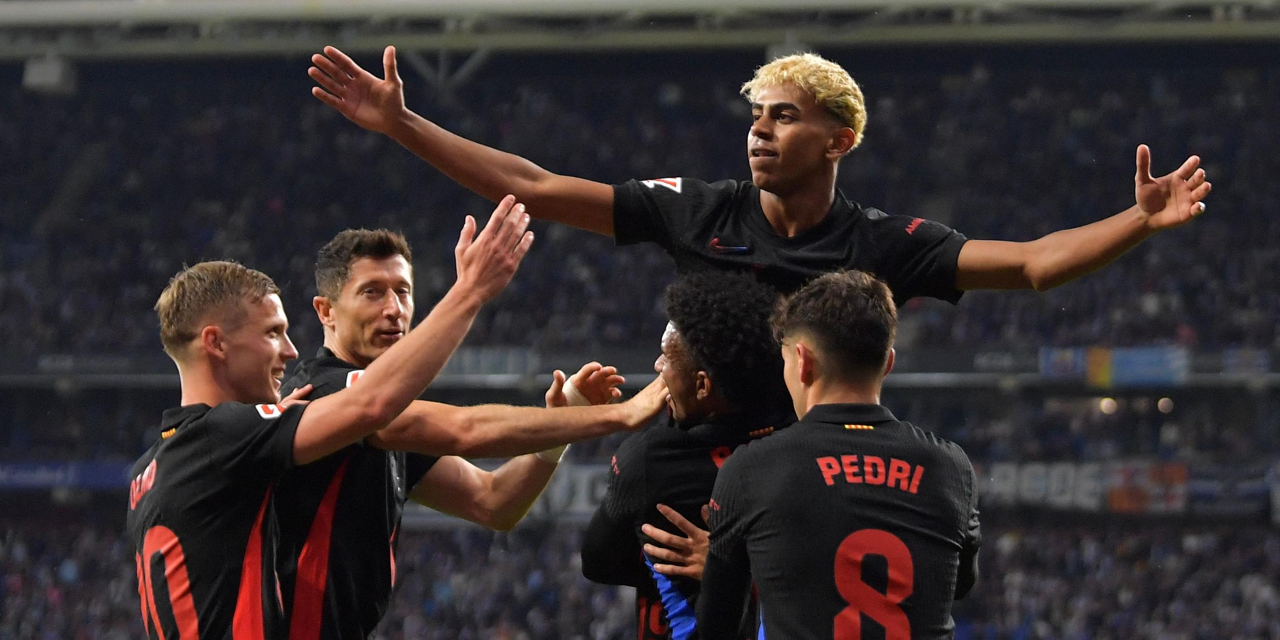 RCD Espanyol - FC Barcelona: Barcelonas Lamine Yamal lässt sich von Teamkollegen für sein Tor zum 1:0 feiern.