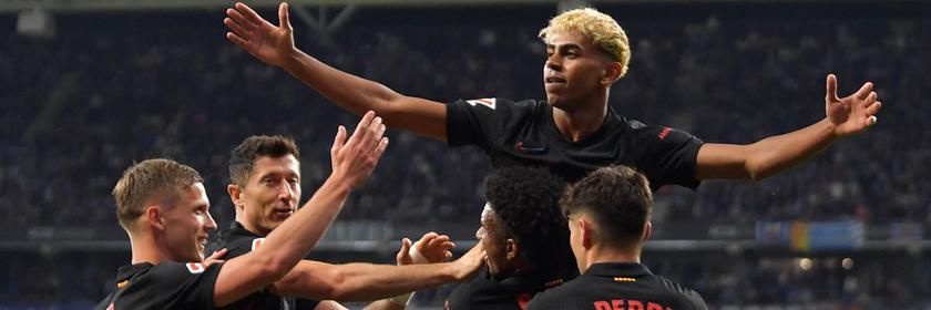 RCD Espanyol - FC Barcelona: Barcelonas Lamine Yamal lässt sich von Teamkollegen für sein Tor zum 1:0 feiern.