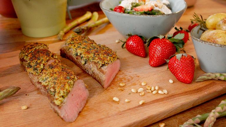 Lammrücken mit Erdbeer-Spargel-Salat