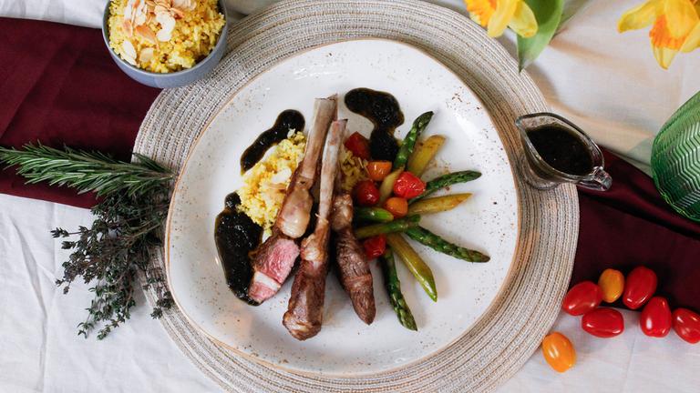 Lamm-Koteletts mit Minz-Sauce, grünem Spargel und Safran-Reis