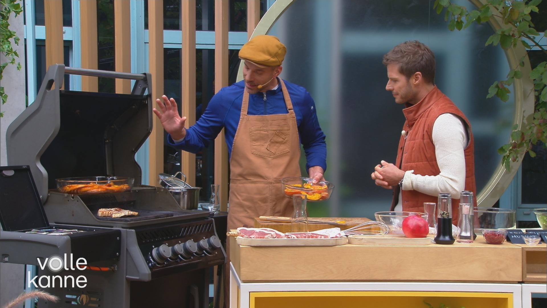Carsten Goms erklärt Florian Weiss, was er auf dem Grill macht