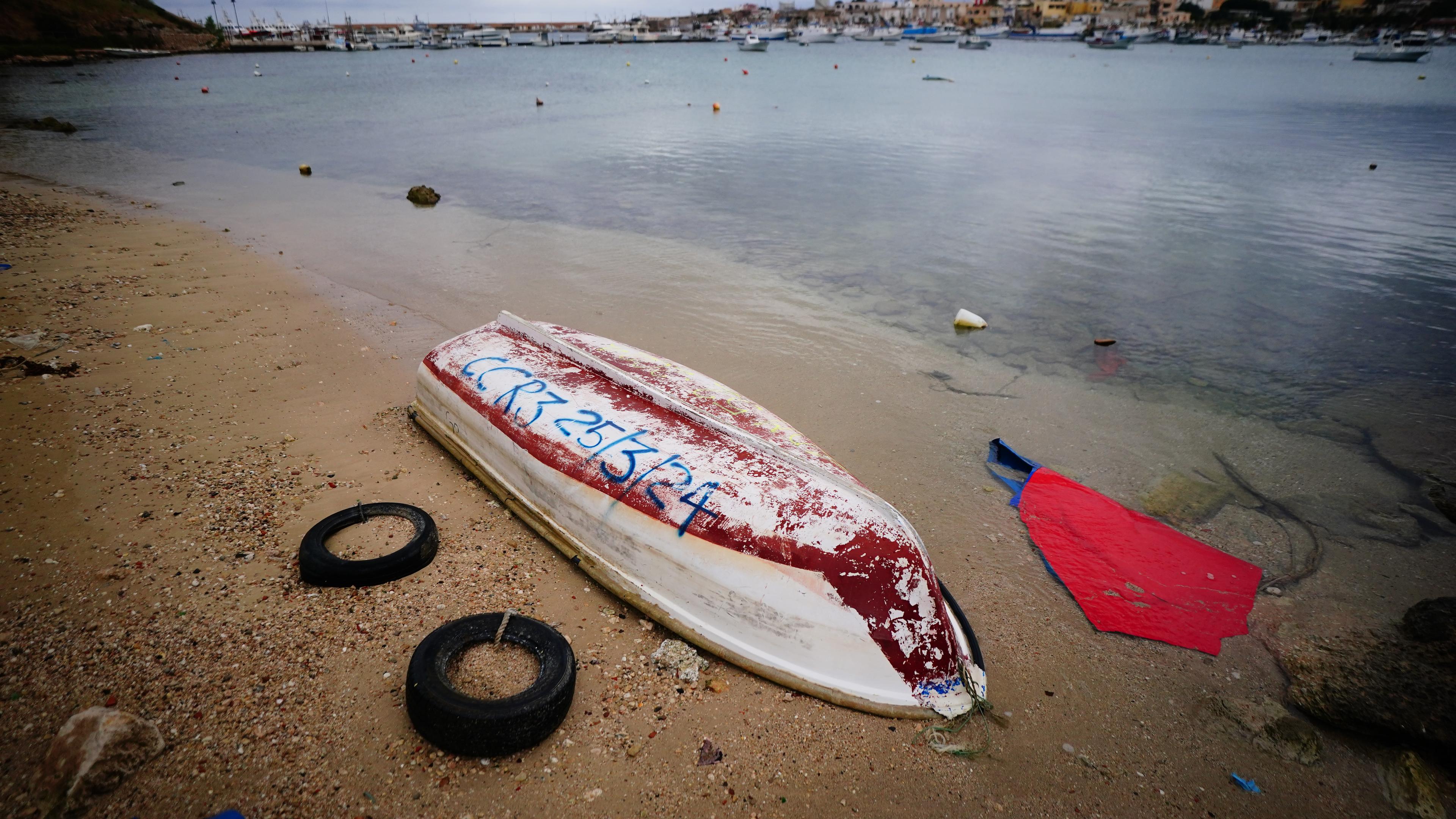 Italien, Lampedusa: Ein ausrangiertes Schiff von Migraten und Flüchtlingen mit dem Datum seiner Ankunft an einem Strand in Lampedusa.