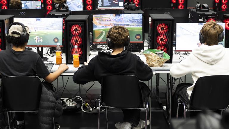 Gamer auf einer LAN-Party in Bern