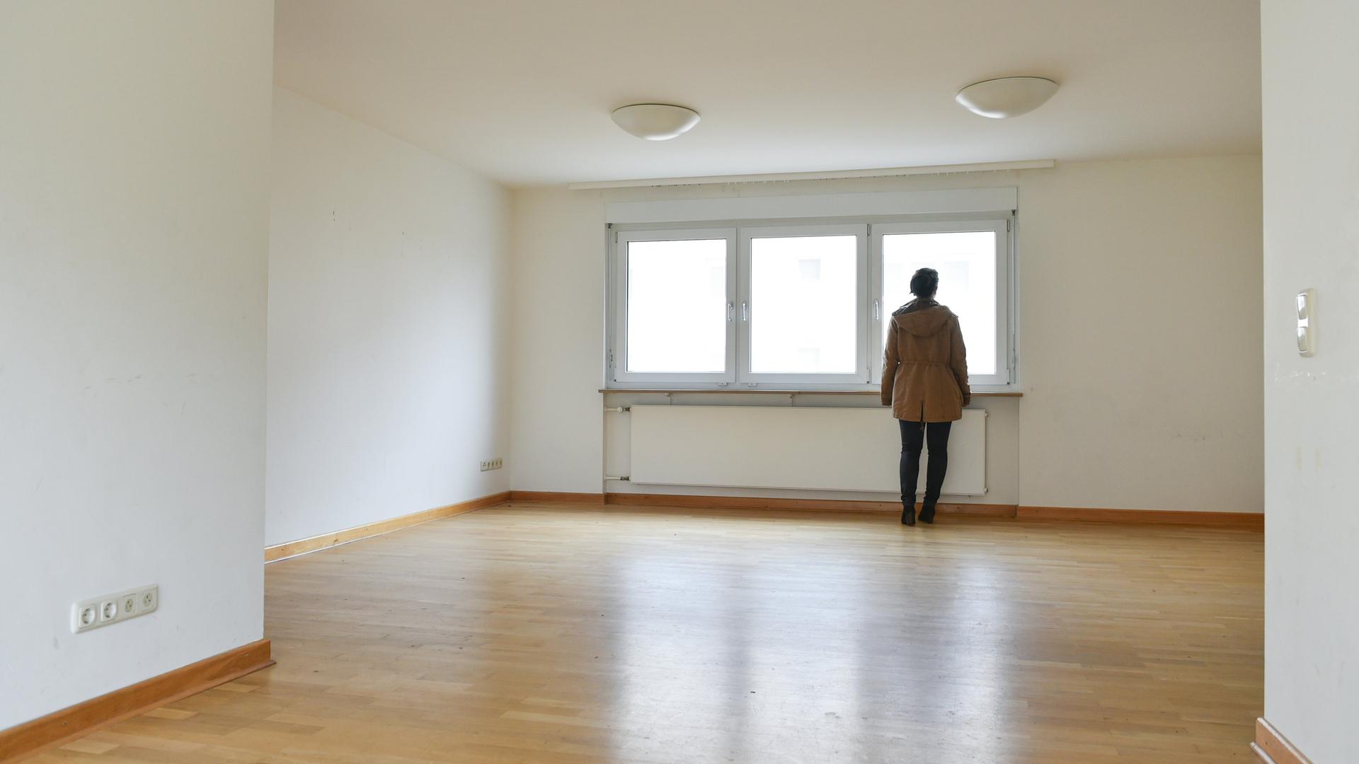 Frau in leerer Wohnung