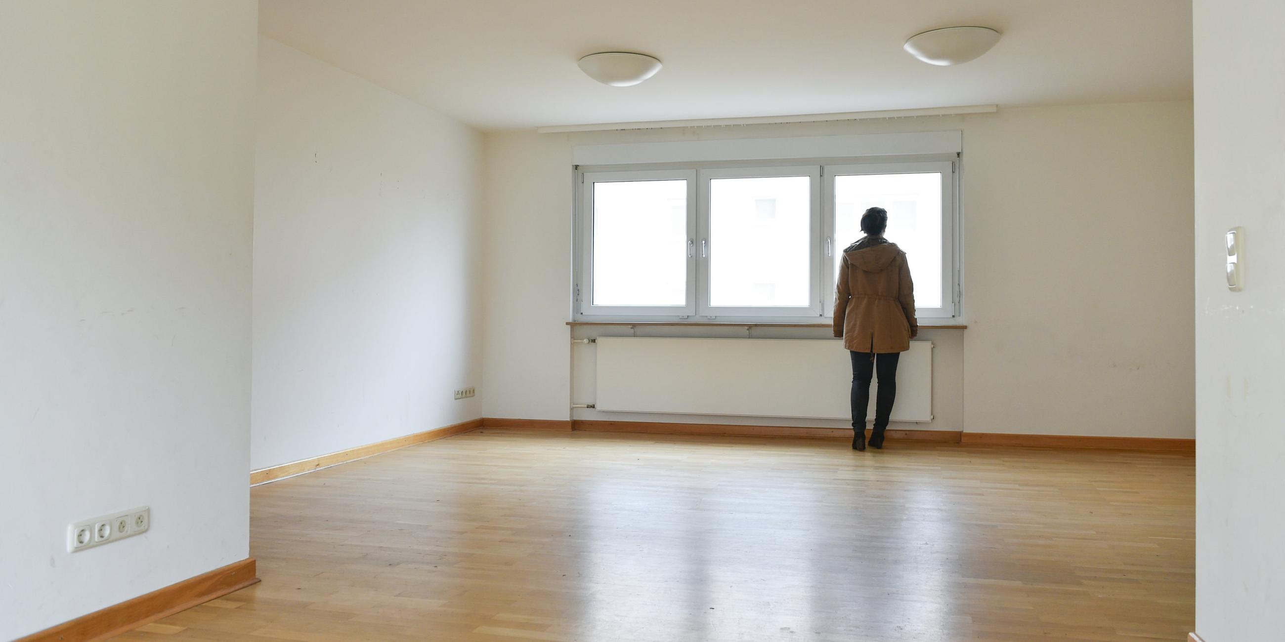 Frau in leerer Wohnung