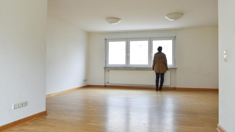 Frau in leerer Wohnung
