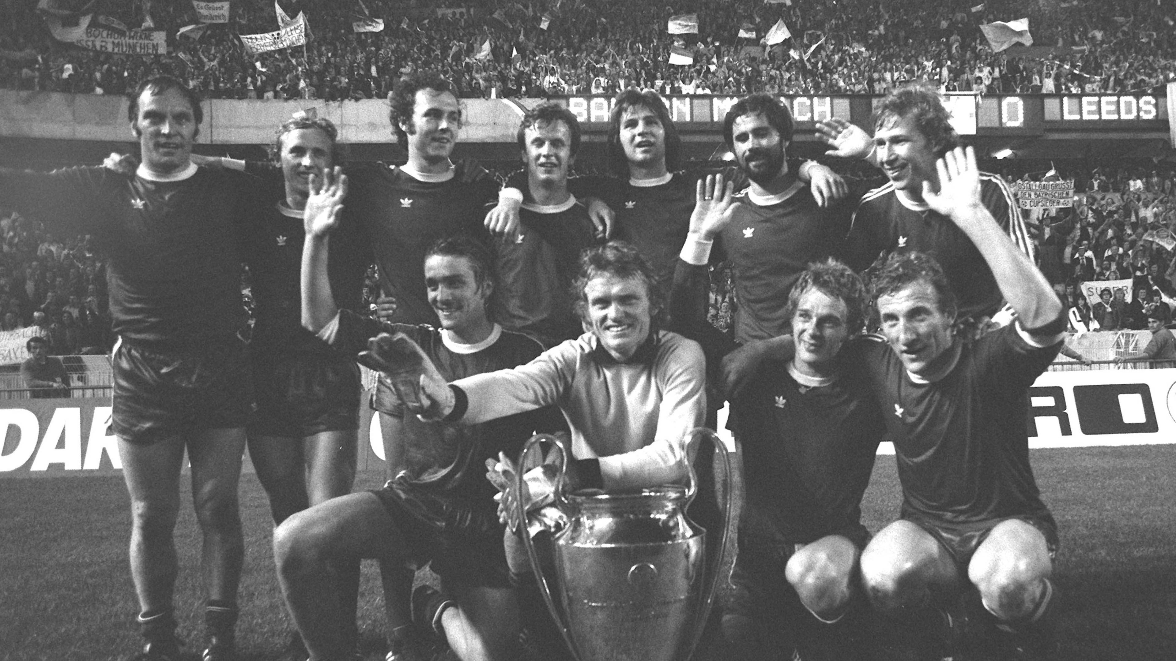 Mannschaftsfoto der Bayern mit dem Landesmeisterpokal, hinten v.li.: Franz Roth, Bernd Dürnberger, Franz Beckenbauer, Klaus Wunder, Günther Weiß, Gerd Müller, Conny Torstensson; vorn: Hans-Josef Kapellmann, Sepp Maier, Rainer Zobel, Georg Schwarzenbeck