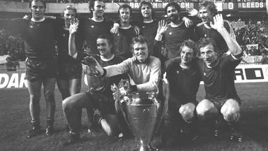 Mannschaftsfoto der Bayern mit dem Landesmeisterpokal, hinten v.li.: Franz Roth, Bernd Dürnberger, Franz Beckenbauer, Klaus Wunder, Günther Weiß, Gerd Müller, Conny Torstensson; vorn: Hans-Josef Kapellmann, Sepp Maier, Rainer Zobel, Georg Schwarzenbeck