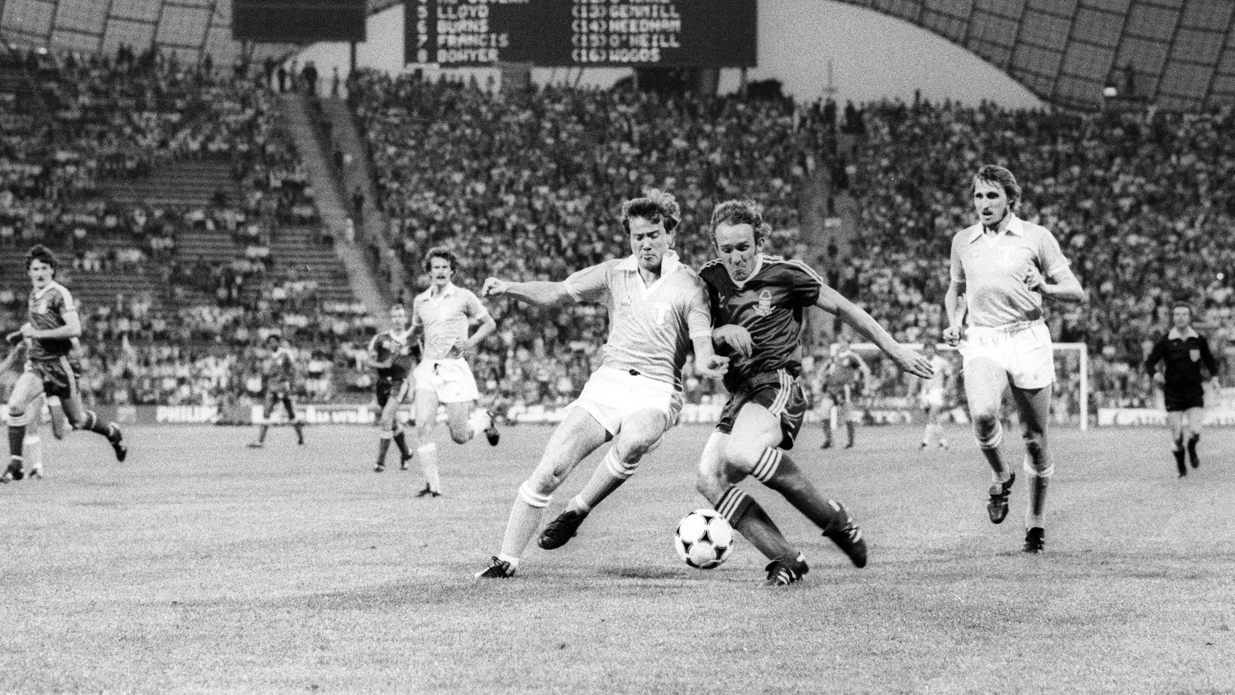 Europapokal der Landesmeister, Finale 1979 in München, Nottingham Forest - Malmö FF: Ingemar Erlandsson (links, Malmö) gegen Ian Bowyer (Nottingham). Rechts Anders Ljungberg.