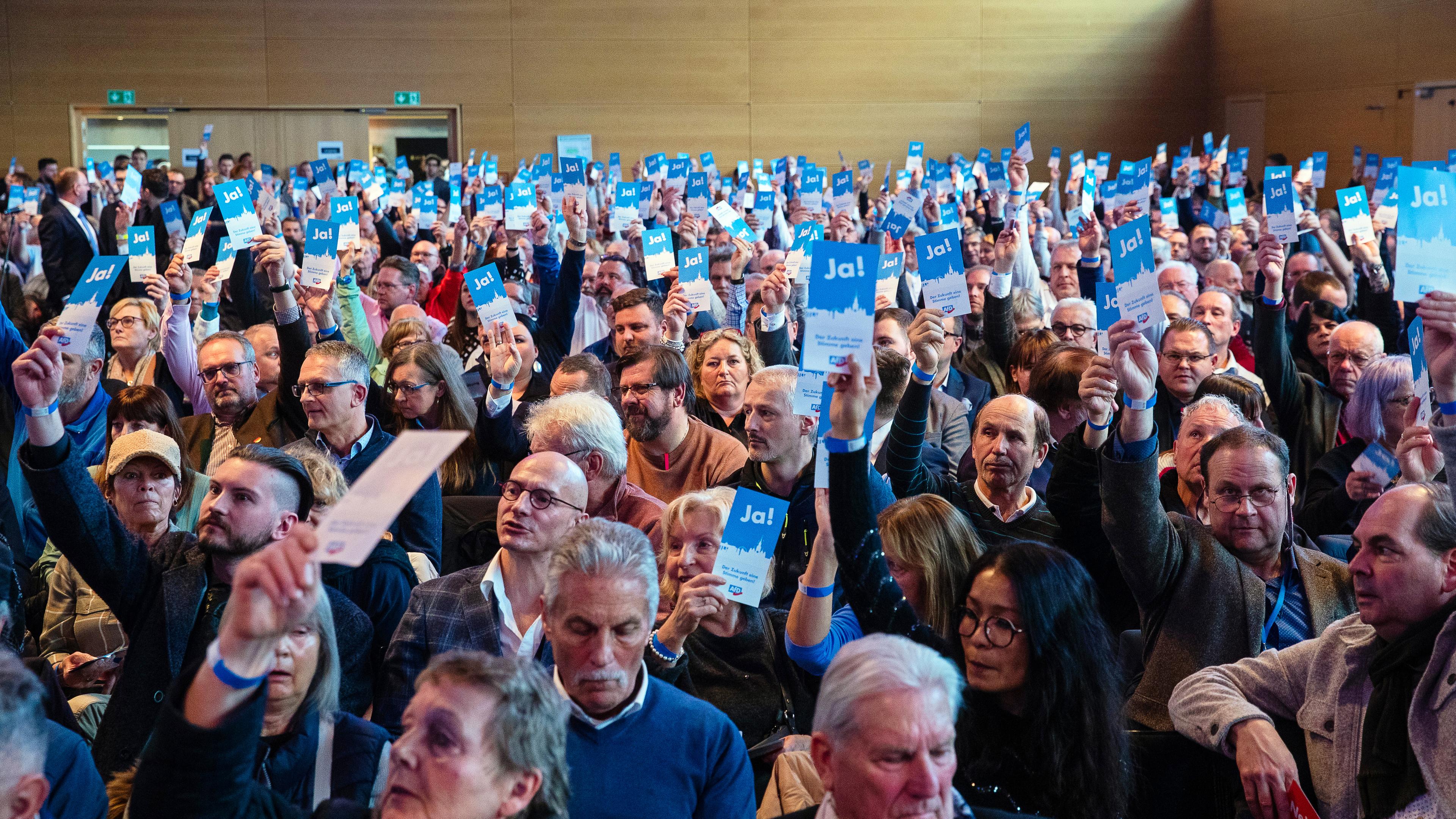 Parteimitglieder der AfD-Baden-Württemberg stimmen während des Landesparteitags in der Rottweiler Stadthalle mit Stimmzetteln ab.
