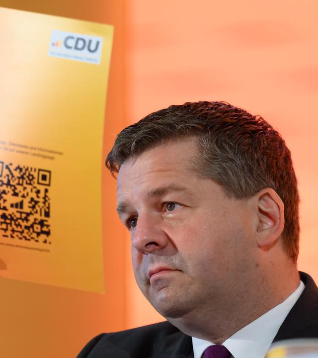 Sven Schulze, Ministerpräsident von Sachsen-Anhalt, stimmt auf dem Landesparteitag der CDU Sachsen-Anhalt in Dessau ab.