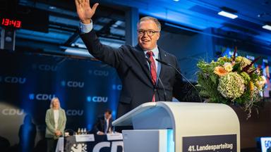 Mario Voigt (CDU), Ministerpräsident von Thüringen, winkt nach seiner Wiederwahl zum Landesvorsitzenden der CDU Thüringen.