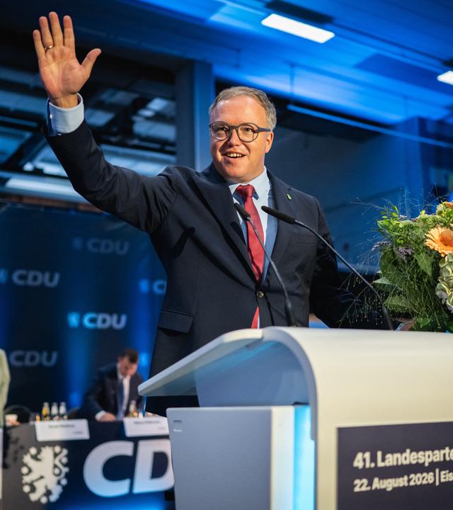 Mario Voigt (CDU), Ministerpräsident von Thüringen, winkt nach seiner Wiederwahl zum Landesvorsitzenden der CDU Thüringen.