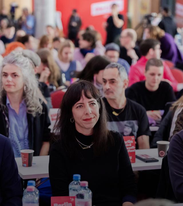 Maximilian Schirmer, Landesvorsitzender der Berliner Linken, (l-r), Elif Eralp, stellvertretende Landesvorsitzende der Berliner Linken und Fraktionsvorsitzende von Die Linke im Berliner Abgeordnetenhaus, und Tobias Schulze, Co-Fraktionsvorsitzender der Partei Die Linke in Berlin, beim Landesparteitag von Die Linke Berlin am 31.01.2026.