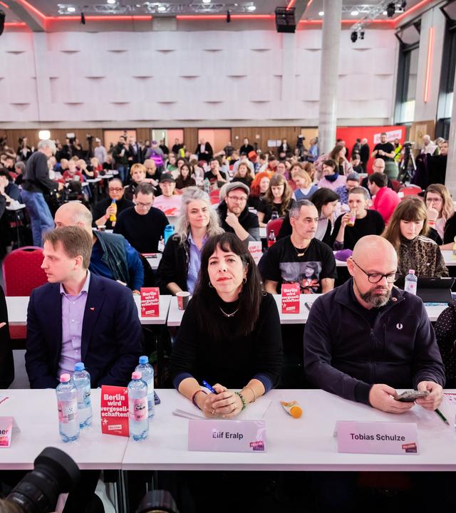 Sechs Wochen nach der Wahl zum Berliner Abgeordnetenhaus entscheidet die Berliner Linke über den Start von Koalitionsverhandlungen mit Grünen und SPD.