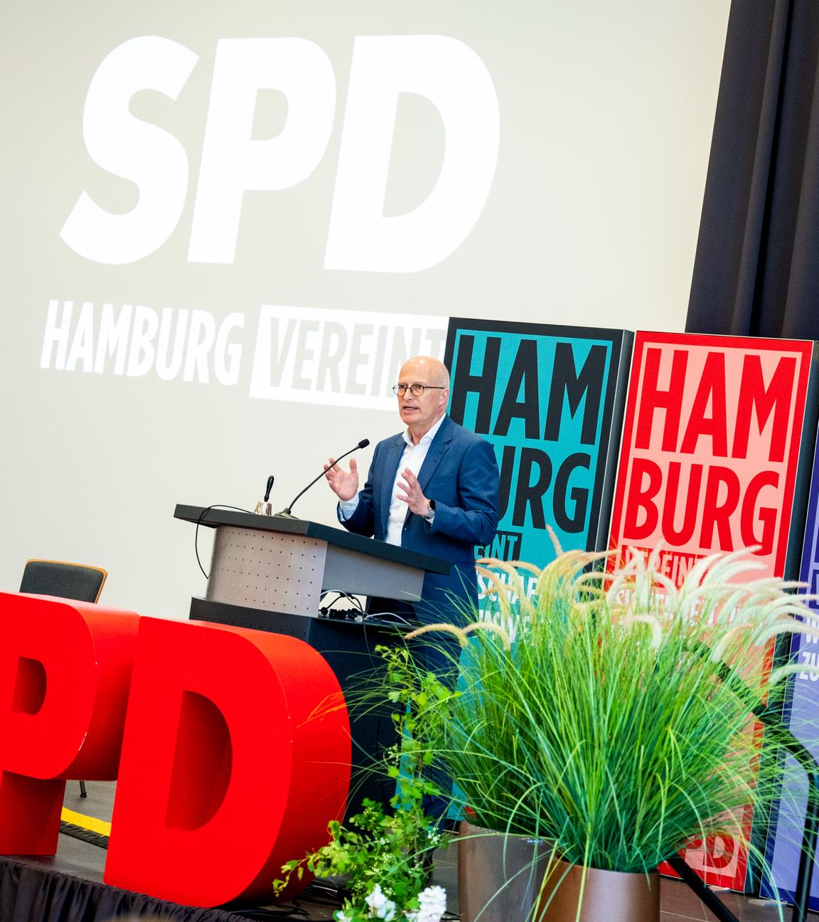 Hamburg: Peter Tschentscher (SPD), Hamburgs Erster Bürgermeister, spricht während eines SPD-Landesparteitags zum neuen Hamburger Koalitionsvertrag.